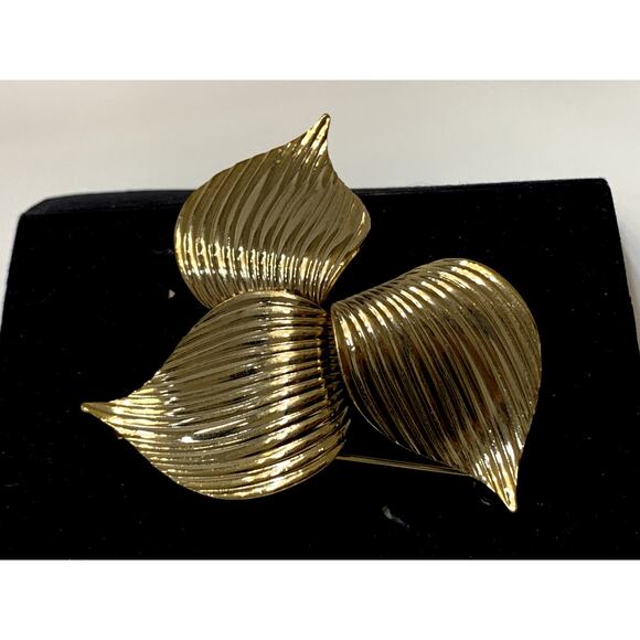 Gold Three Leaf Flower Brooch Pin Sarah Coventry Large 2669 Original Box - Picture 8 of 15